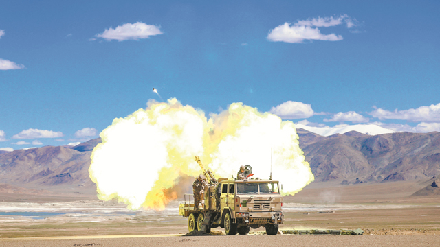 新疆軍區(qū)某部組織火力分隊實彈射擊考核